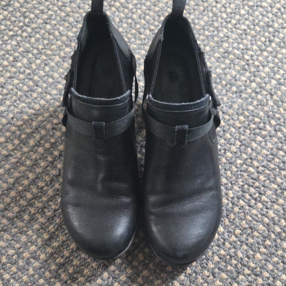 Merrell Women's Sleek Black Ankle Boots